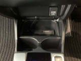 運転席と助手席の間にはドリンクホルダーが付いています。ちょうど手の届く所にありますので、とっても便利です♪