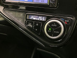 【オートエアコン】一度お好みの温度に設定すれば、車内の温度を検知し風量や温度を自動で調整。暑い&hellip;寒い&hellip;と何度もスイッチ操作をする必要はありません。快適な車内空間には必須の機能ですね♪