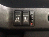 【両側パワースライドドア】両側がパワースライドドアになっており、運転席のスイッチやスマートキーでも開閉が可能です!開口部も広いので乗り降りも楽々♪