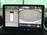 【パノラミックビューモニター】クルマを真上から見下ろした視点で駐車をサポートします。クルマの斜め後ろや真横など、いち早く障害物に気が付くことができます。