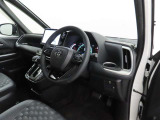 シンプルで使いやすいデザインの運転席です。