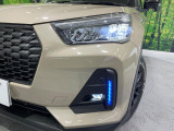 【LEDヘッドライト】悪天候や夜間走行時も良好な視界を確保し安心して運転できる高輝度LEDヘッドライトを装備!点灯速度が早く、消費電力も抑えられています。