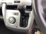 インパネシフトだから視線の移動も少なく足元もスッキリ♪運転席もゆったりしているのでゆとりを持ってドライブできますね!