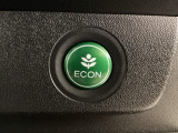 エンジンやエアコンなどクルマ全体の動きを燃費優先で自動制御するECONモード。空調など快適性を優先したいときは、スイッチ1つでOFFにすることも可能です。
