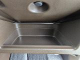 運転席まわりに便利な収納スペースを装備。スマートフォンや小物類の一時置きにちょうど良いサイズ感です。