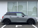 オリジナルサービスもついたMINI自動車保険も取り扱っております。MINI自動車保険にご加入いただくと、万一のトラブルを24時間365日サポートするエマージェンシー・サービスの〈プレミアム〉をご利用いただけます。