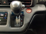 CVT車のセレクトレバーです。低速から高速まで、変速ショックのないスムーズな走りを実現するとともに、エンジン効率のよい領域を維持することで燃費にも貢献します。