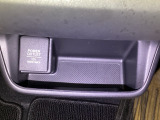 【アクセサリーソケット(電源ソケット)】電源からケーブルをつなげば、スマートフォンなどの電子機器の充電などを行うことができます!ゲーム機器や、カメラの充電にも便利ですね。