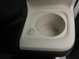 ホットドリンクをちょうどいい温度でキープしてくれる保温機能付きのホッとカップホルダー(前席)。ほっこり快適にドライブをサポート。