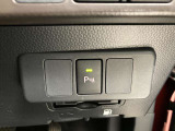 家族でクルマを運転する場合、擦ったりしないか心配ですね。コーナーセンサーも付いてますので、障害物が近づいたら、音で知らせてくれます。