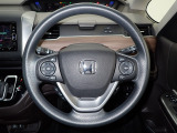 ハンドル左側にはオーディオ操作が出来るオーディオリモートコントロールスイッチ、右側にはHonda SENSINGとオートクルーズコントロールのスイッチを装備!