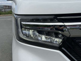 【LEDヘッドライト】悪天候や夜間走行時も良好な視界を確保し安心して運転できる高輝度LEDヘッドライトを装備!点灯速度が早く、消費電力も抑えられています。