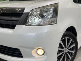 【LEDヘッドライト】悪天候や夜間走行時も良好な視界を確保し安心して運転できる高輝度LEDヘッドライトを装備!点灯速度が早く、消費電力も抑えられています。