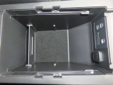 USBポートが二口ございますので、運転席と助手席それぞれのスマホや電子小物を充電可能です。