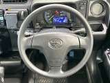 インテリアに合わせたデザインのステアリングは、運転される方のことも考え、運転しやすい形状、大きさです。是非一度、実際に触ってお確かめください。