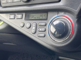 【オートエアコン】一度お好みの温度に設定すれば、車内の温度を検知し風量や温度を自動で調整。暑い&hellip;寒い&hellip;と何度もスイッチ操作をする必要はありません。快適な車内空間には必須の機能ですね♪