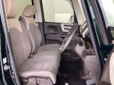フロントシートはベンチシートです。ベンチシ―トは運転席と助手席の移動もスムーズ!狭い駐車場での乗り降りに便利です。シートの間にコンソールボックスやドリンクホルダーがないため、車内空間も広く感じます