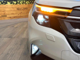 【LEDヘッドライト】悪天候や夜間走行時も良好な視界を確保し安心して運転できる高輝度LEDヘッドライトを装備!点灯速度が早く、消費電力も抑えられています。