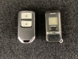 スマートキーを装備しています。鍵を差し込むことなくドアロックの開け閉めと、スタートボタン操作でのエンジンスタートができます。加えて、リモコンエンジンスターター用の操作キー(社外品)もついています。