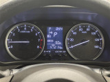 【メーターまわり】ドライバーから見やすい位置にあって安全運転に寄与します。メーターも見やすくてシンプルなデザインになっております。