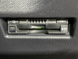 【ETC】有料道路を利用する際に料金所で停止することなく通過できる、ETC車載器(ノンストップ自動料金収受システム機器)が装備されています。セットアップを行うことで利用可能になります。