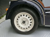 タイヤは、AVON製の155/65R14と一般的な軽自動車のサイズで、お財布にも優しいです。