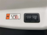 【パワーバックドア】スイッチひとつでバックドアを自動開閉。操作はスマートキー、運転席側インパネスイッチ部、バックドア下端部の各スイッチで行えます。