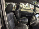 運転席の画像です。足元やシートまわりに余裕があり、リラックスした姿勢で運転が可能です。視界も良好で操作系へのアクセスもしやすく、快適で安心感のあるドライブをサポートします。
