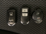 スマートキーを装備しています。鍵を差し込むことなくドアロックの開け閉めと、スタートボタン操作でのエンジンスタートができます。加えて、純正リモコンエンジンスターター用の操作キーもついています。