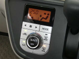 【オートエアコン】車内温度を感知して自動で温度調整をしてくれるのでいつでも快適な車内空間を創り上げます!どの席に座っても快適なドライブが楽しめます♪