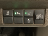 ハンドルの右側にはヘットライトリベライザーとHondaセンシング用のメインスイッチがついています。ヘッドライトリベライザーは道路状況や積荷の加重に応じてライトの高さを調節できます。