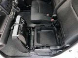 助手席シートの下にシートアンダートレイが付いています。履き替えの靴や小物などを入れておくのに便利です。