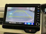 リバースギアに入れるだけで後方の表示へ切り替わります。夜間や雨の日の駐車も楽になりますよ。