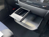 インストセンターロアBOX・グローブBOX・カップホルダー付きインストセンタースライドトレイ等、車内に持ち込んだ小物やドリンクが片付く収納も充実です。