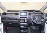 操作性に優れた運転席となります!小物入れや各ボタンの配置にこだわり、使いやすいです!座り心地もよく視認性も良好なのでロングドライブもお任せ下さい!