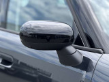 MINIの電動格納サイドミラーは、スイッチ操作でスムーズに開閉でき、狭い駐車場でも安心して扱えます。車体との一体感あるデザインで、利便性とスタイリングを両立した装備です。
