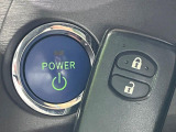 【スマートキー】カバンやポケットに入れたままでもドアの施錠・解錠が可能なスマートキーを装備。エンジンのオン・オフ時もカギを取り出す必要が無いからとっても便利です♪