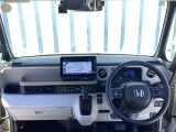 運転席周りです。カップホルダーや小物の収納などは必須ですよね!!使い勝手の良いつくりになっております!!
