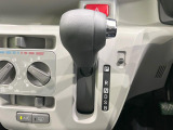 インパネシフトならハンドルからの移動距離が短く操作もスムーズ!また、足元が広くなりすっきりしますので、大柄な方でも快適にお過ごしいただけます。