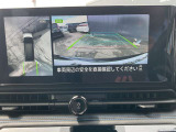 アラウンドビューモニターは4方のカメラで真上から車を見たようにモニターで確認ができます。周辺の安全確認、小さなお子様や障害物も目視で確認できるので駐車のしやすさだけでなく、事故防止にも役立ちます。