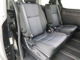 リアシートも厚く、長時間の移動もらくらくです!車種によってはラゲージスペースやトランクへのアクセスも可能!乗り心地・使い勝手共に充実です!!