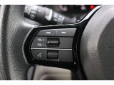 ハンドル左部分でオーディオ操作が可能。そのため、運転中でも目線をずらさずに安全運転♪スマートフォンを接続してハンズフリー通話も可能です。