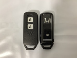 スマートキーを装備しています。鍵を差し込むことなくドアロックの開け閉めと、スタートボタン操作でのエンジンスタートができます。スペアキーも同じものを用意しております。