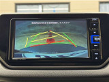 バックガイドモニター付きです。車の後方に小型カメラが付いており、バックする際の後方の様子をモニター上に表示します。