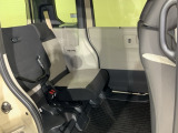 後席をはね上げれば、「もうひとつの荷室」が生まれます。