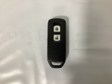スマートキーを装備しています。鍵を差し込むことなくドアロックの開け閉めと、スタートボタン操作でのエンジンスタートができます。