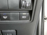 オートマチックハイビーム装備です。先行車や対向車のライトを認識し、ハイビームとロービームを自動で切り替える機能です。夜道の視界を確保します。詳細は販売店スタッフまでおたずねください。