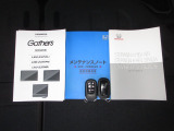 カギをバッグやポケットに入れたままでもドアロックの開閉やエンジン始動ができる『スマートキー』付き!暗くなってもキー穴を捜す必要が無くとっても便利ですから人気の装備です!