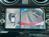 上空から見下ろしているかのような映像をディスプレイに映し出し、スムースな駐車をサポートします。画面は「トップビュー」のほか「サイドブラインドビュー」への切り換えが可能。ますます安心です