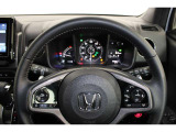 ハンドル左側にはオーディオ操作が出来るオーディオリモートコントロールスイッチ、右側にはHondaSENSINGとオートクルーズスイッチを装備!長距離運転や高速道路の運転では大活躍です!